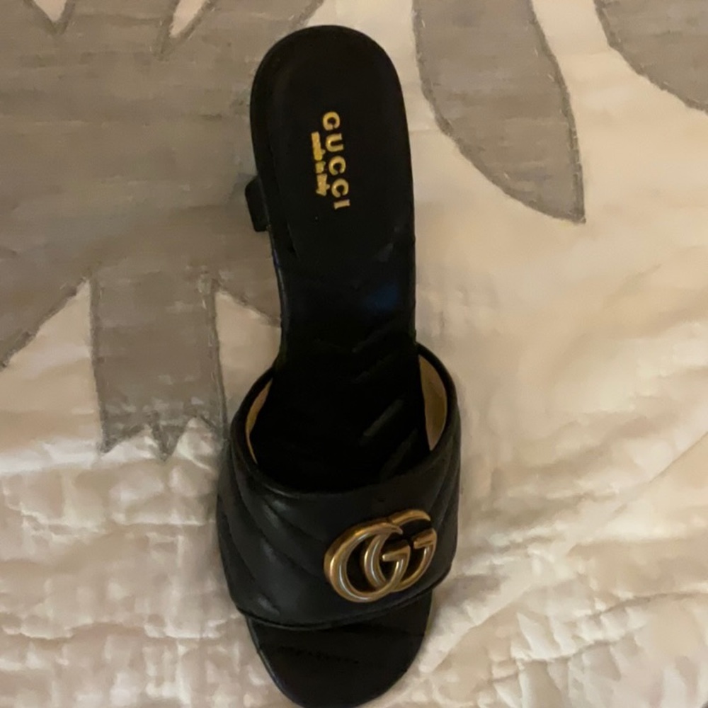 Gucci sandals with skinny heel and gold Gucci symbol (black) - Picture 4 of 5